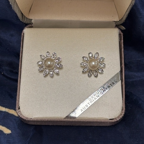 NIB Vintage Genuine Austrian Crystal Halo Flower Pearl Post Earrings Minimalist - Picture 8 of 13